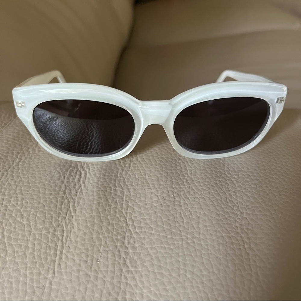 LIZ CLAIBORNE UV Sunglasses Oval Square White Plastic Gold Accent Italy Made Vtg - Picture 13 of 16